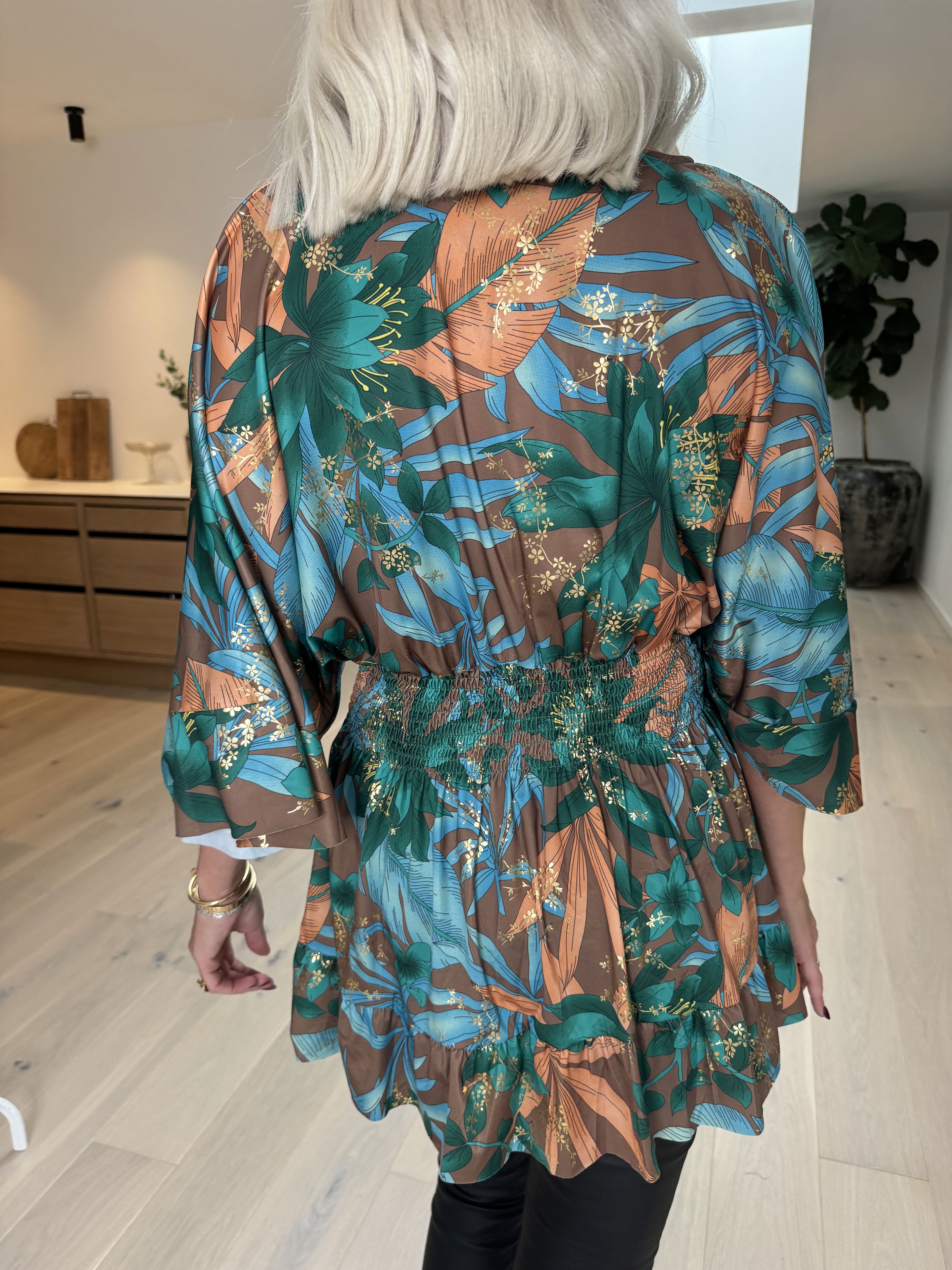 Pamela Gold Flower Shirt - Sød tunika med smock og flæser